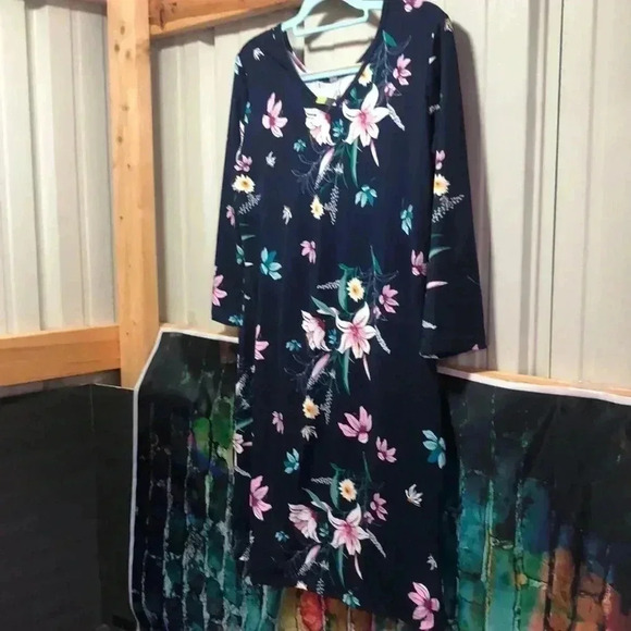 Serra size medium dress navy with floral print - Picture 1 of 10